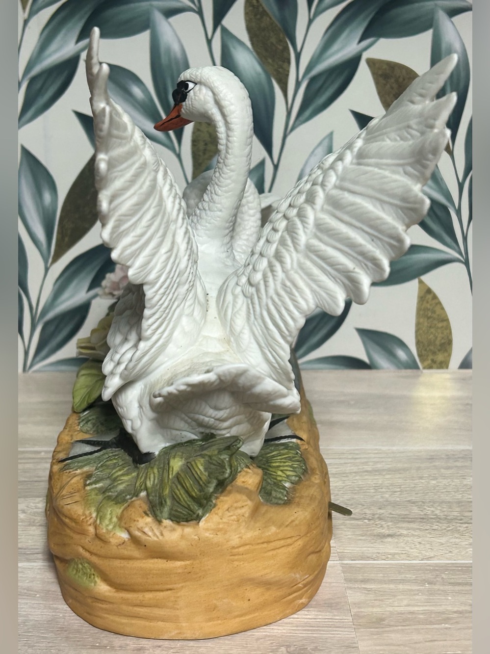 Vintage Wellington Collection Porcelain Swan Music Box Figurine - Picture 3 of 11